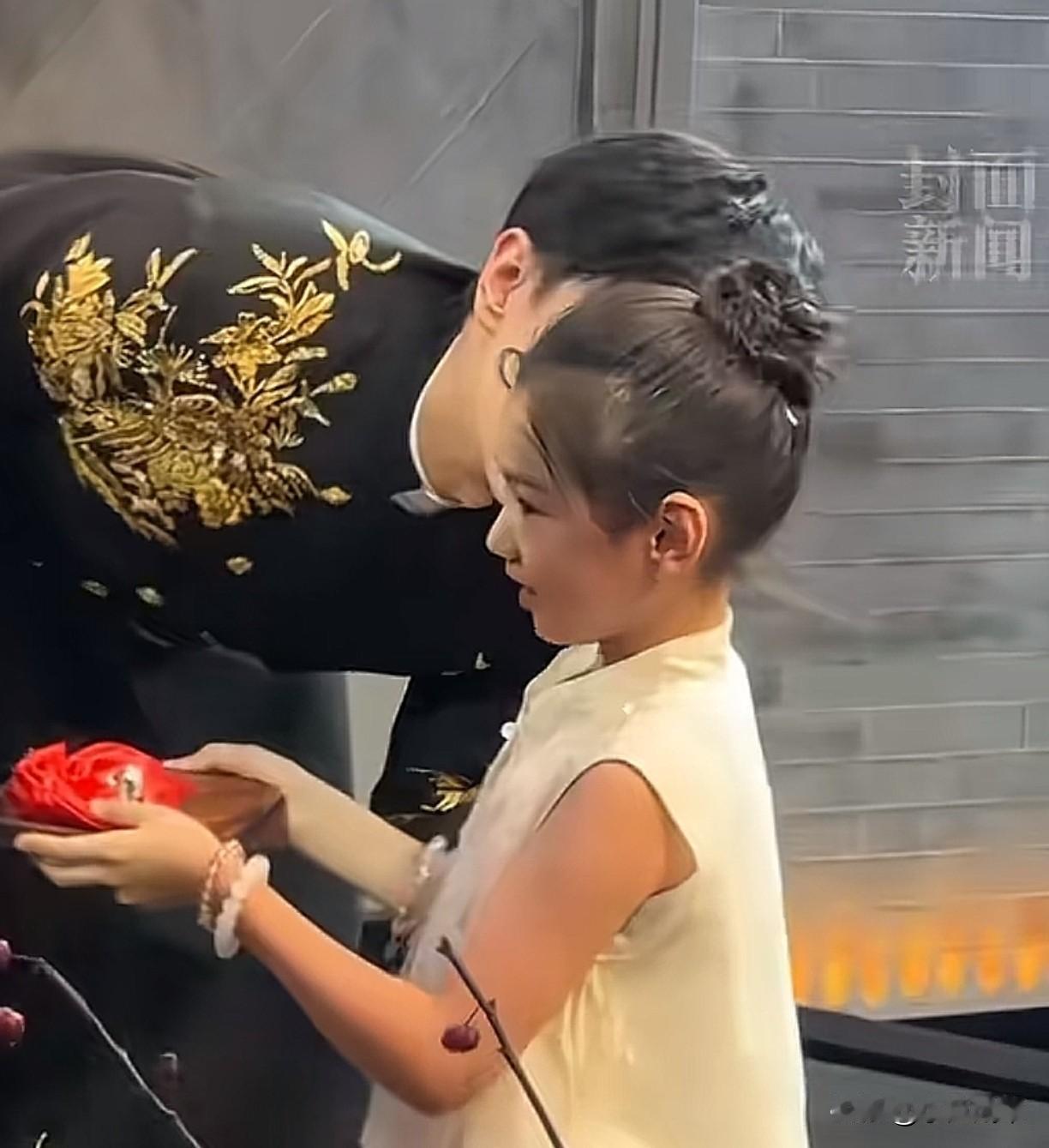 张维伊凭什么亲人家的孩子？

9月27日，有网友晒出了董璇和张维伊的婚礼现场画面