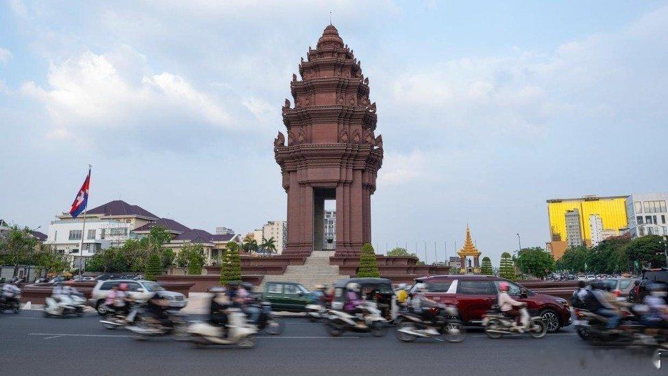 凤凰新闻【柬埔寨将对中国公民试行免签政策】财联社12月3日电，柬埔寨王国政府当地