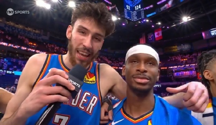 雷霆的氛围太好了，赛后场边采访霍姆格伦搂着亚历山大说：“有一件事我要说一下，SG