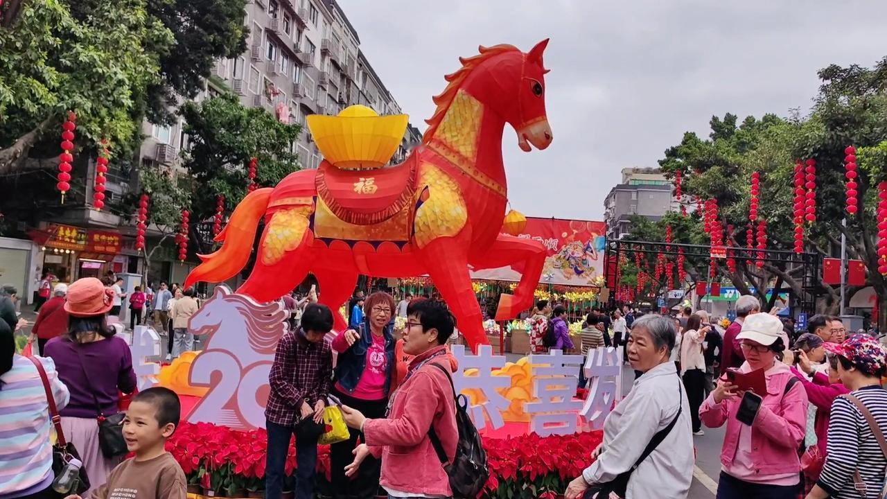 七绝●似夏春节/古韵   

一马当先丙午年，
兰花桔子尽新鲜。
观光购物花街逛