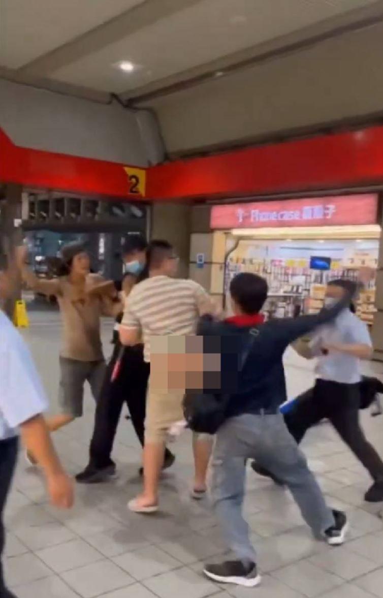 香港一名28岁患妥瑞症（又称妥瑞氏症）男子，4日在台湾旅行时，因为病发在士林捷运