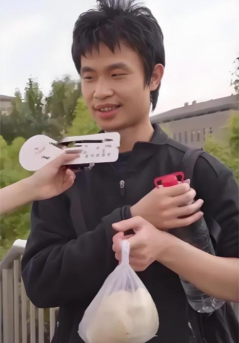 有人问，为什么那么厉害的天才韦东奕现在还单身？一位女孩的回答，道破了最现实的原因