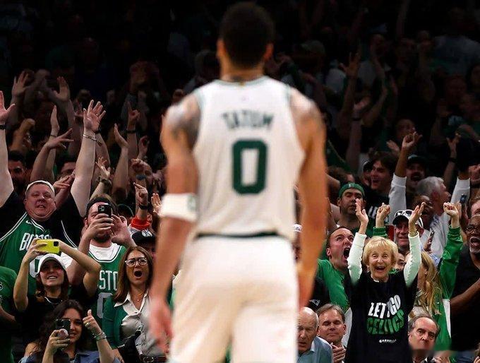 老鹰今天结结实实给了绿军一棍子。整场比赛，凯尔特人在三分线上输掉27分。三分球命