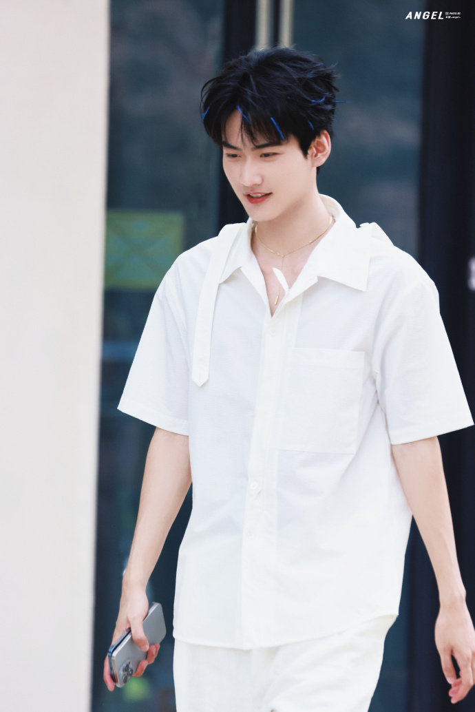周柯宇《#战至巅峰#》上班路透全白造型+蓝色挑染  真的好帅哇！录制顺利[打ca