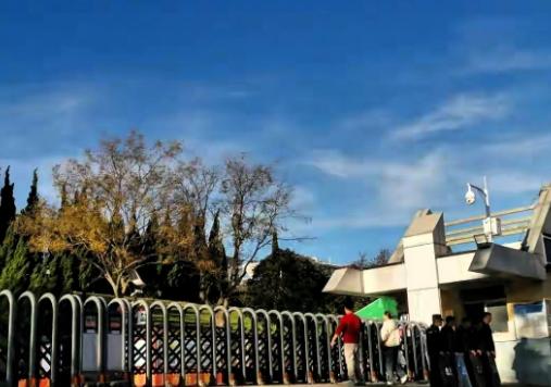 没底线了!云南安宁，一中学老师被校方拖欠工资，老师这才发现，收取的数千万元学费被