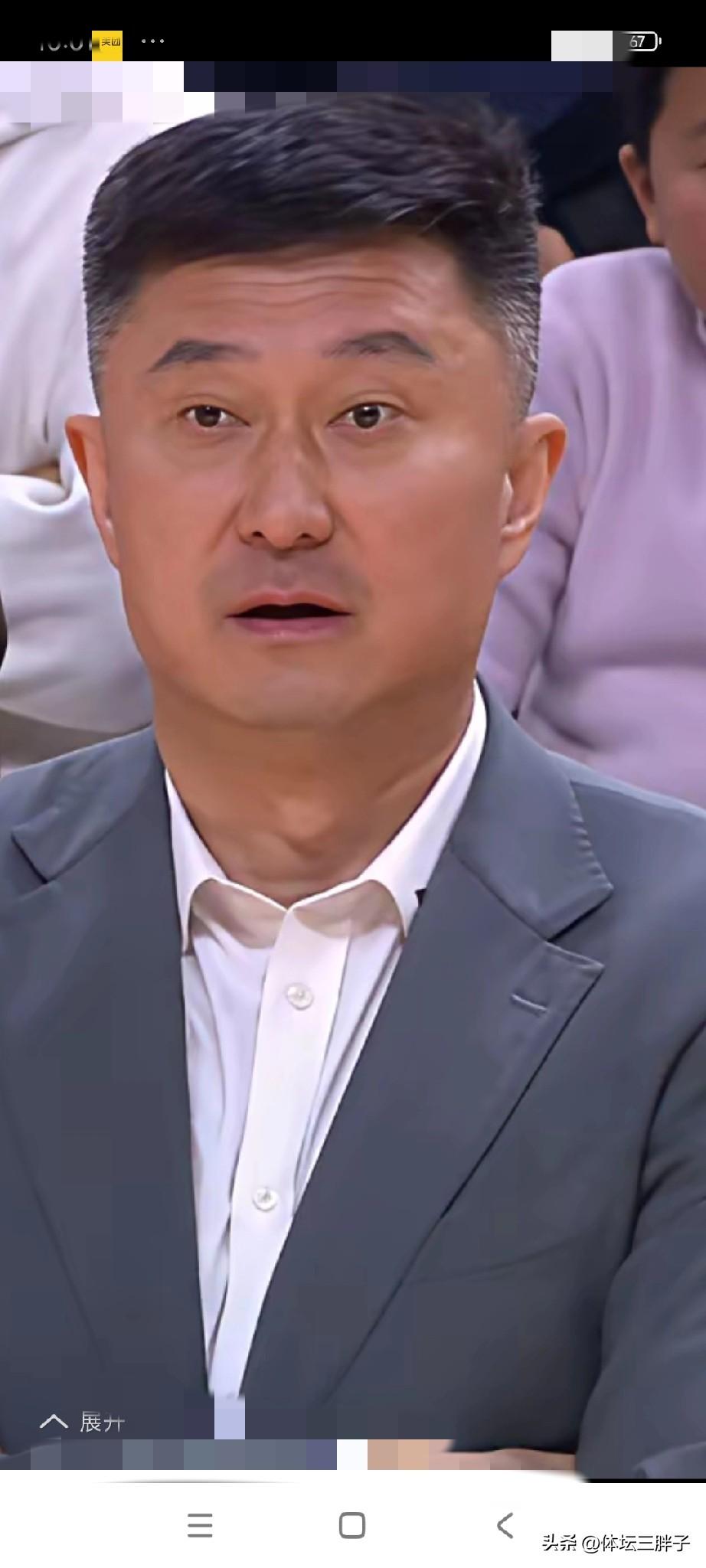 昨晚，卢伟给杜峰上了不仅仅是临场指挥战术课，而且给杜峰上了一堂做人大气课。昨晚上