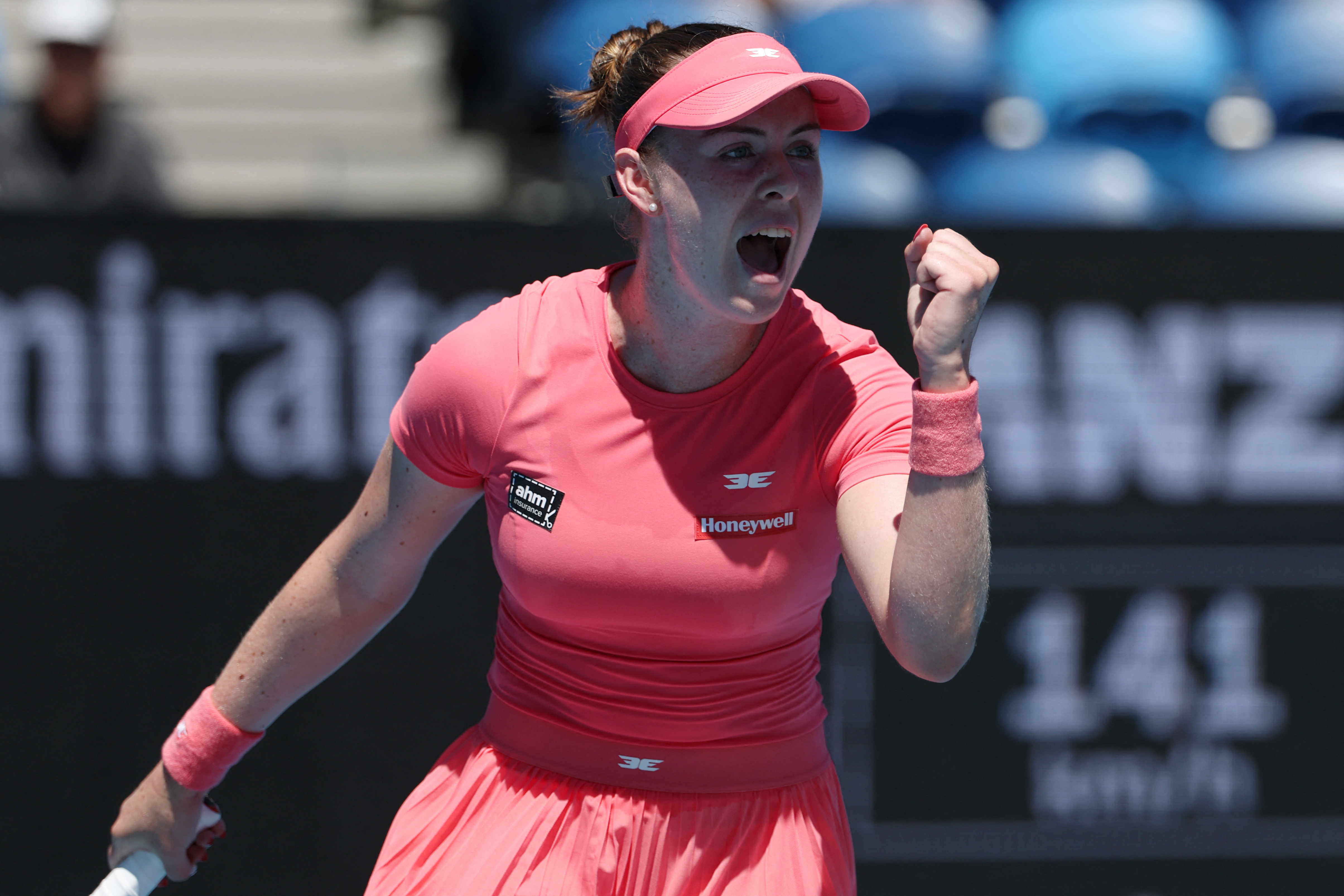 第一位获胜者产生👀澳网2026 女单首轮，本土外卡吉布森以6-1 6-3淘汰布