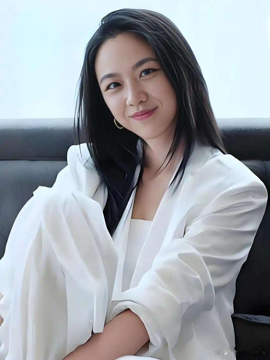 总感觉汤唯有点不对劲，
她才40多岁，
别的女演员在这个年龄段，正是努力拼事业的