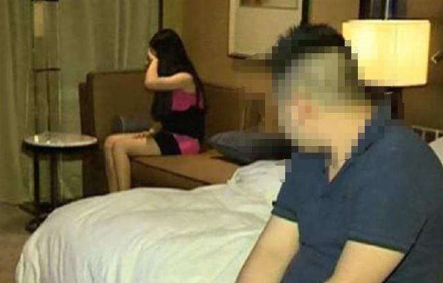成都一男子给前女友转了127笔钱，

总共10.9万元。

这事被老婆发现后，