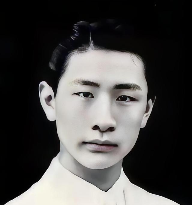 1940年，熟睡中的 冯运修 ，突然感觉不对劲，好像是日军包围他家了。他从枕头下