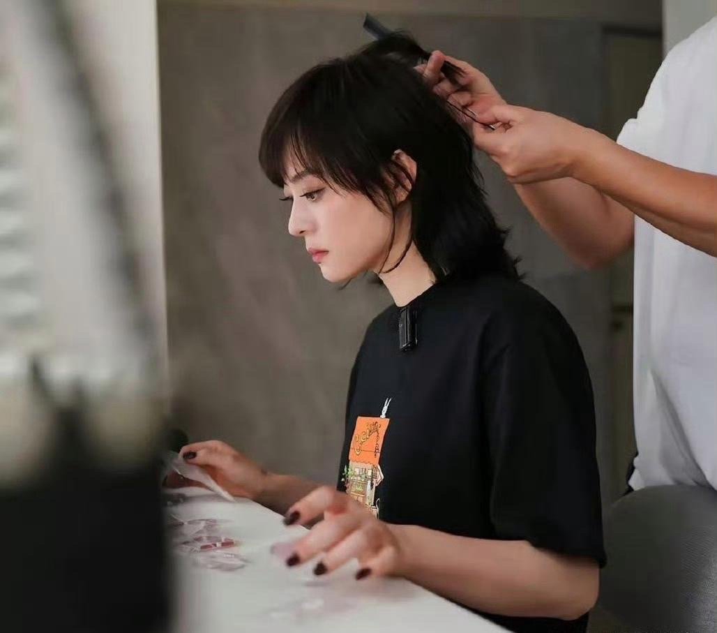 孙俪侧颜杀！侧脸线条太完美了，两个孩子了也不显年龄，太会保养了 