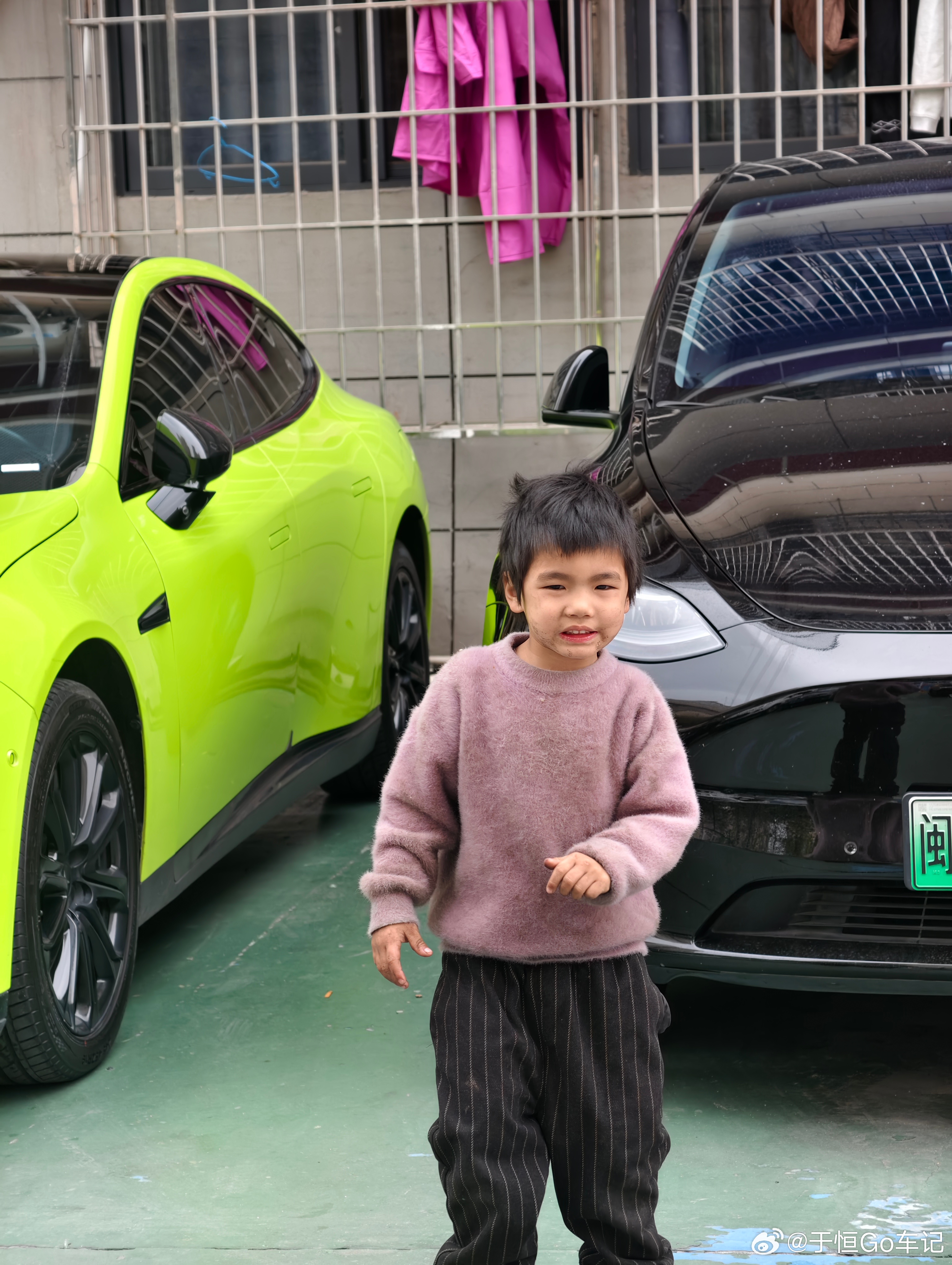 据说是住公寓楼上的小孩，一身脏兮兮的父母离婚，妈妈跟着别人跑了他爸爸在送快递也不