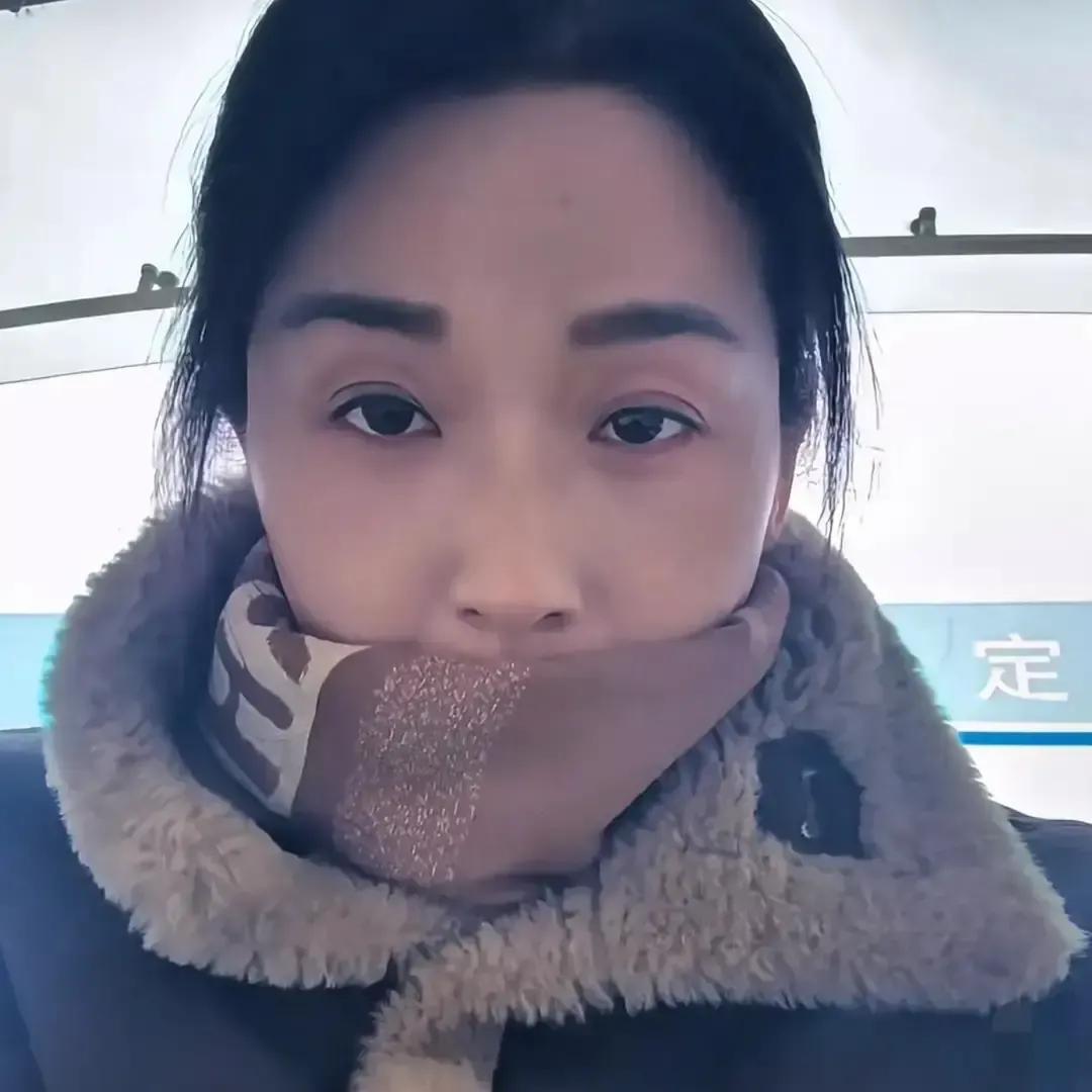 崔丽丽又哭到镜头前，说撑不住要去安定医院，24小时播放破亿。
三天后她满血复活，