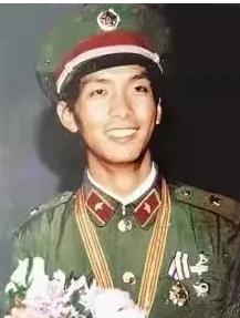 1984年，对越反击战中，19岁的小战士丁晓兵正在和战友根据命令有序撤离。突然，