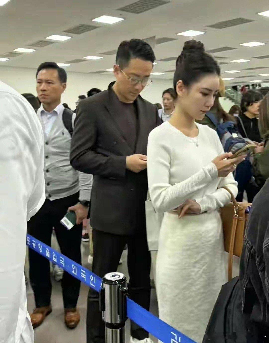 马筱梅和汪小菲，手指的大鸽子蛋婚戒也超抢眼，汪小菲实力还是雄厚的，马筱梅主打一个