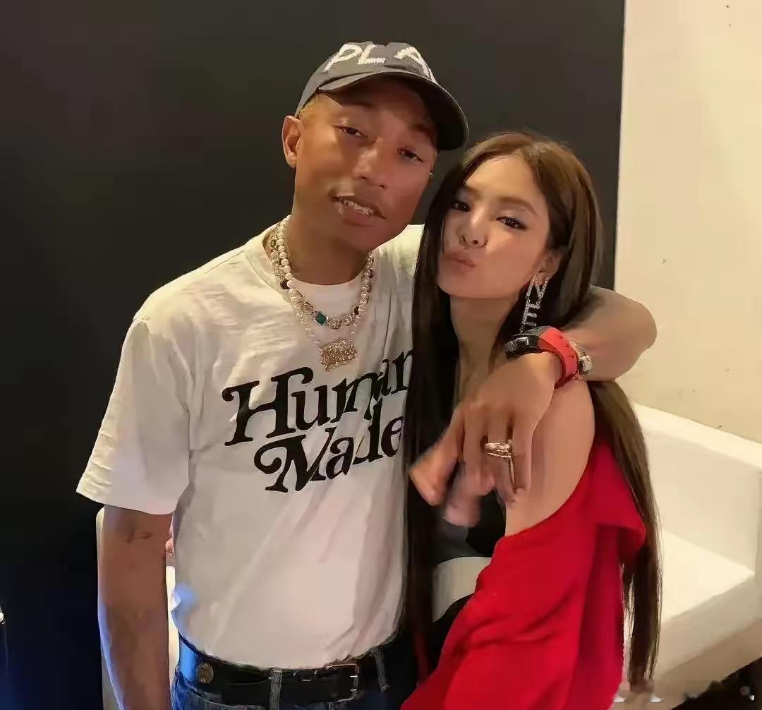 很好奇，他是怎么当上LV全球总监的 ​​​