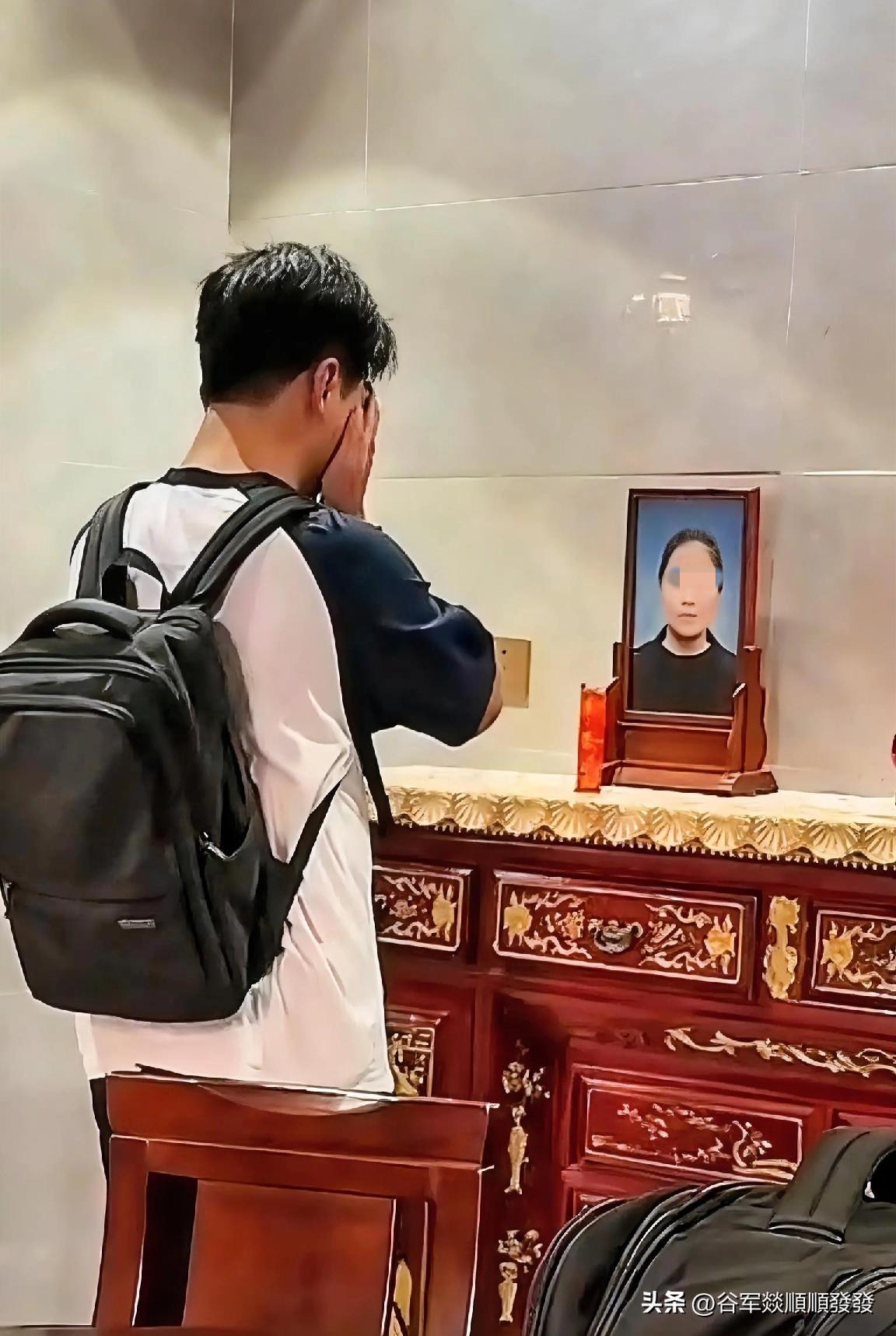 马上要开学了，一男生背上包，提着被褥，拉着行李箱准备去大学报到，但临走时他却迟迟