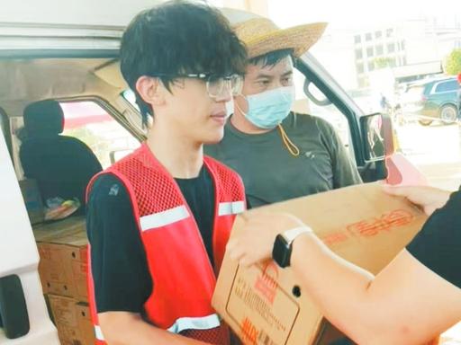 靓的仔！河南一名17岁男孩看到广西受灾后，直接买了一张火车站票，一路赶到1700