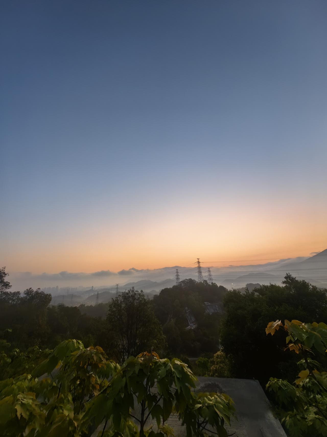 清早起来，一个人悄咪咪的爬山，是一件非常有意思的事情。
早上5点多，开始爬山，天