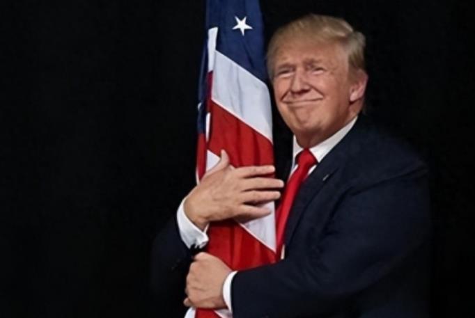 特朗普似乎学精明了。
特朗普深知凭美国一己之力难以在关税上抗衡中国，于是想了个自