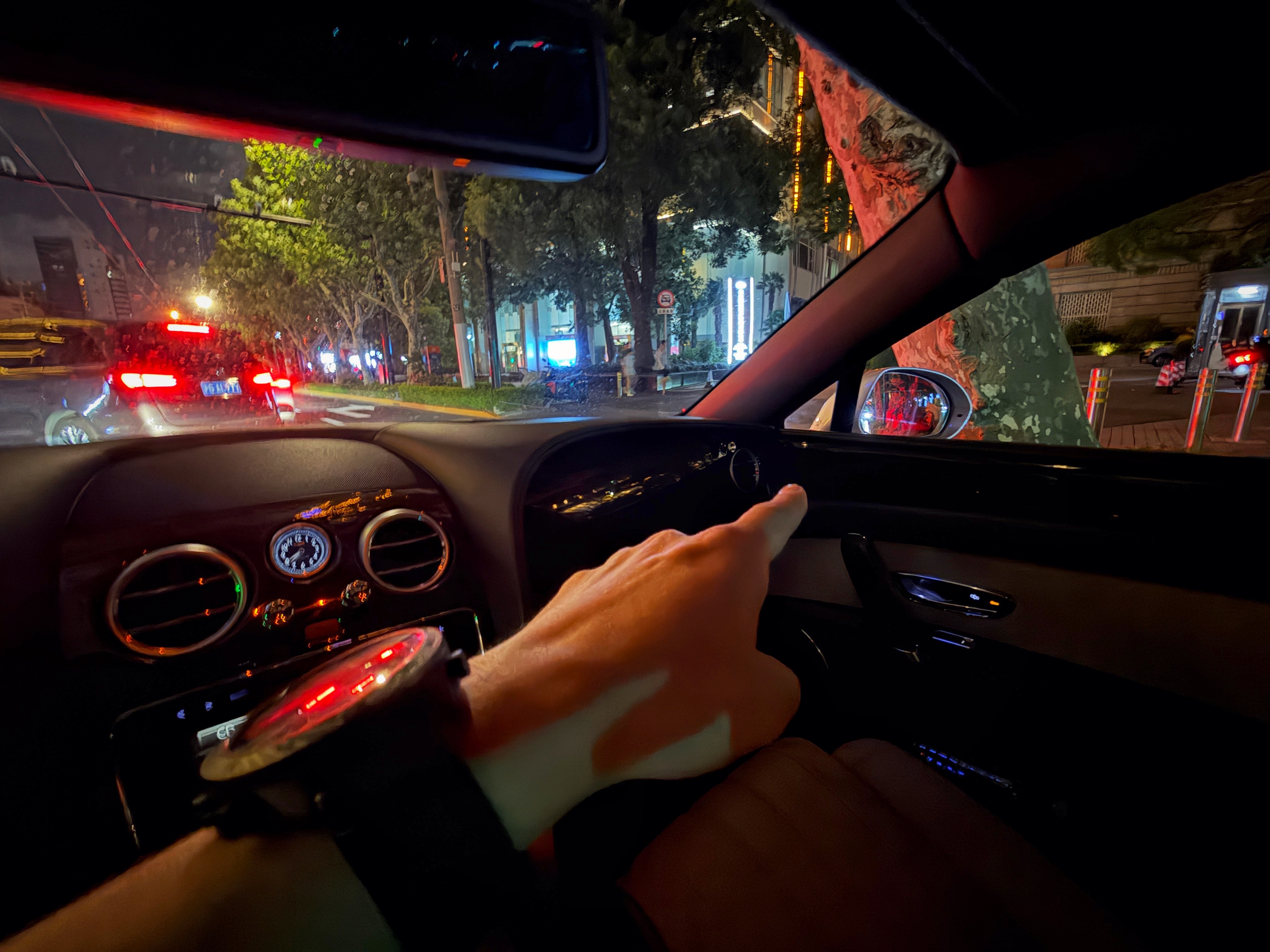 刚才在上海北京西路瑞吉酒店门口那块堵车排队，被一个骑自行车的女孩刮了好像是后视镜