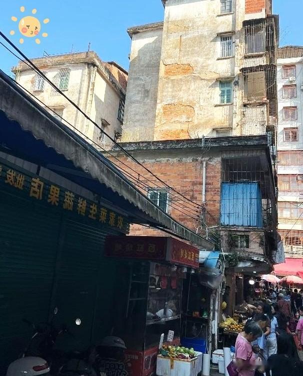 儿媳进门三年恪守本分边界感十足！
这位老太太今年五十多岁，老伴身体还行，儿子成家