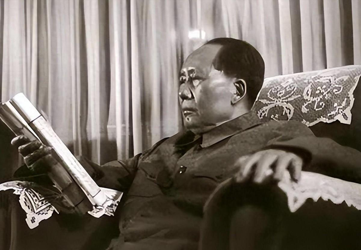 1954年郑洞国受邀中南海赴宴，一句感慨揭示细节，大家为何都信服毛主席？
194