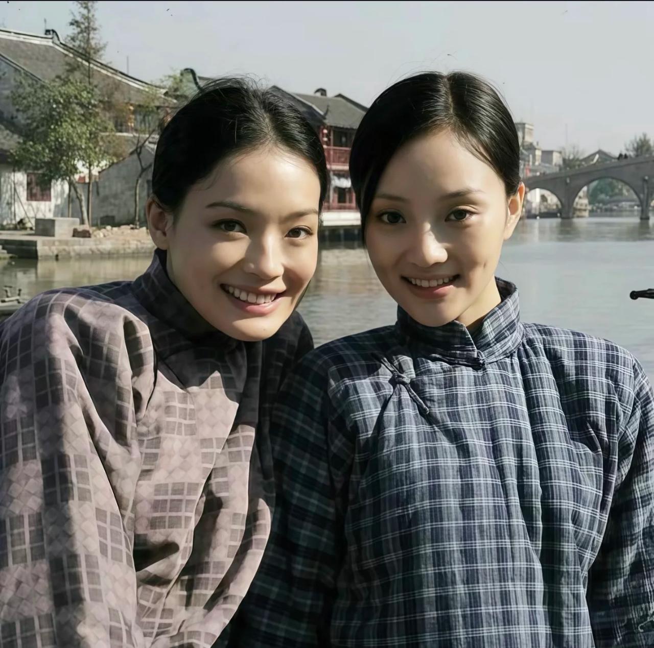 舒淇和李小璐在拍摄《天堂口》时的合影，两人都处于颜值巅峰期，虽然穿着粗布麻衣，脸