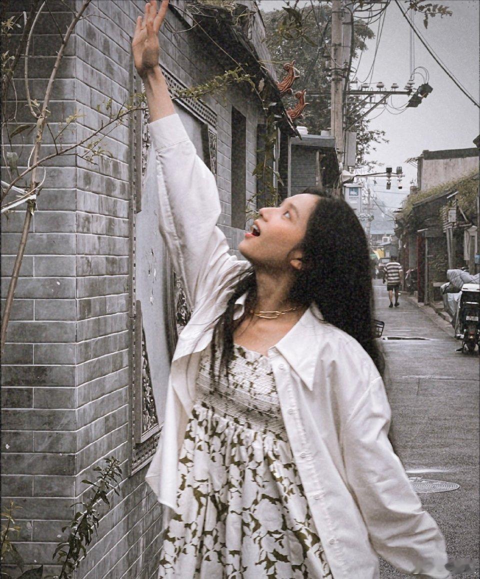 张婧仪鞠躬回应粉丝祝福张婧仪听到粉丝祝福马上鞠躬，轻轻的弯腰超有礼貌，软软糯糯的