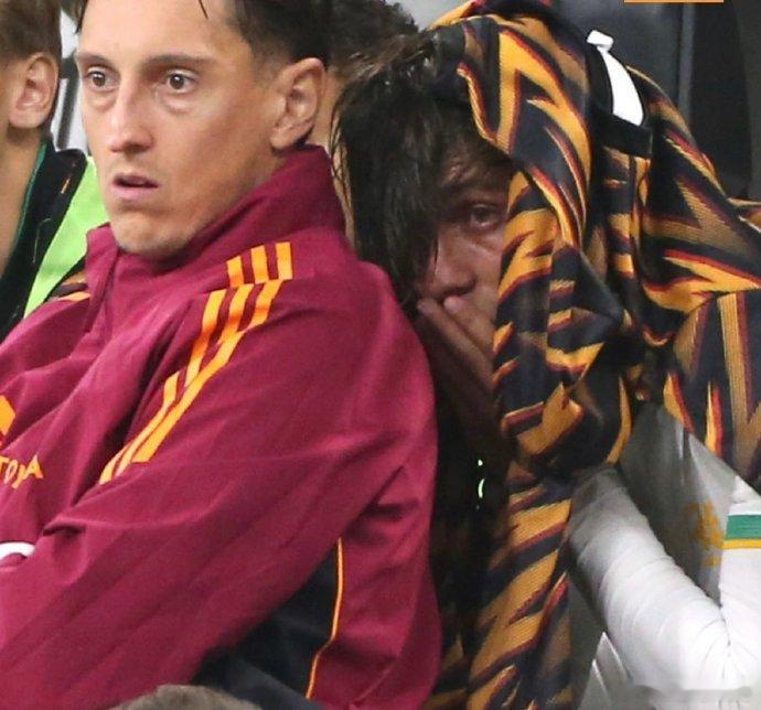 昨晚的前夫哥。[苦涩]囧抱着新的爱酱萨56，还不忘了前夫哥。意甲联赛 尤文旧将资