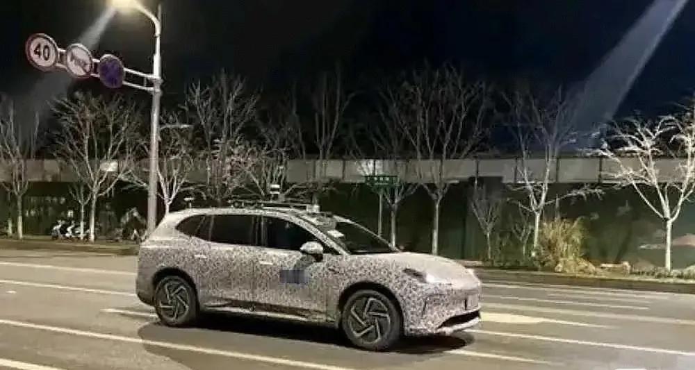 商街这个海报终于官宣了，看，但是看来设计元素和其他界还不太一样！
门把手很明显没