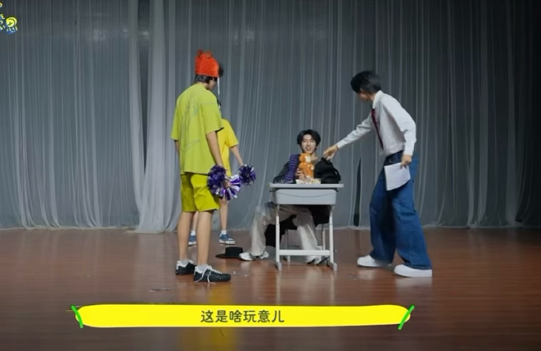 你们知道他笑起来有多呆吗 