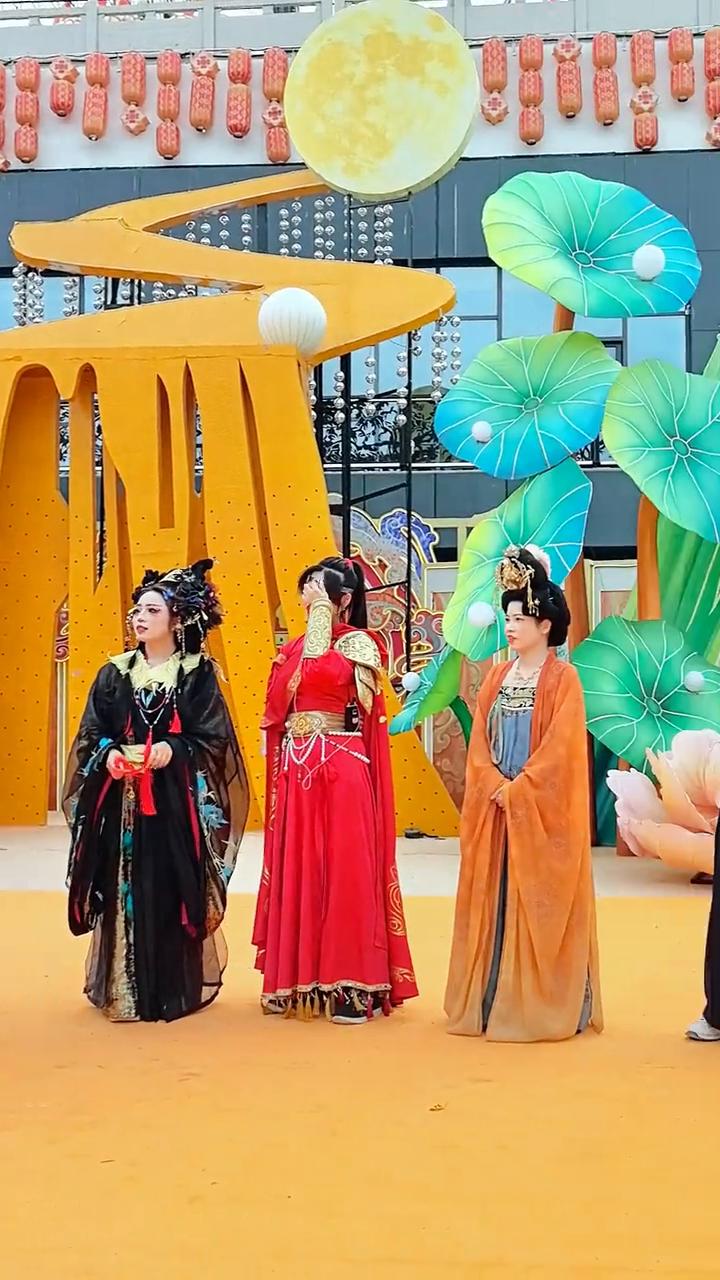 斗花大会。
九洲池每天都有上演欢乐氛围超燃。接下来该我们干了。
不想发财，鼓掌。