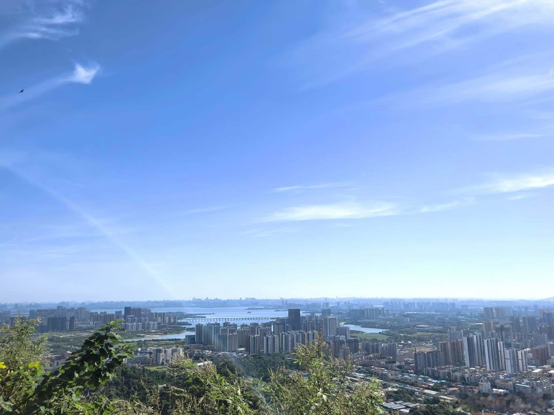 语言有温度，也有锋芒。山顶的风景，既要内心的柔软去感受，也要足够的棱角去抵达。知