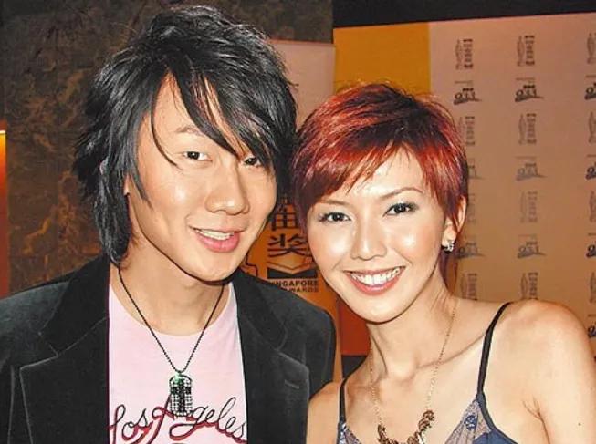 一次，周杰伦对孙燕姿说：“当年，你夺走了我的第一次，感觉太崩溃了。”孙燕姿抿嘴一