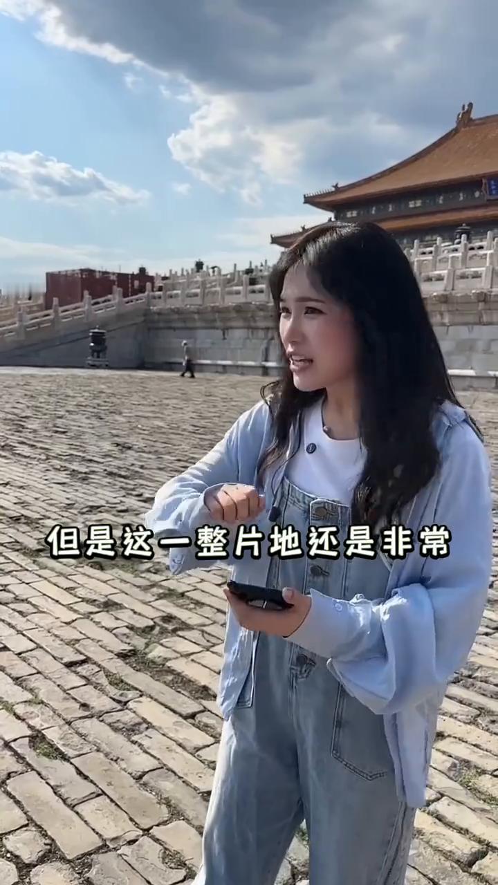 来了故宫不做这个动作等于自来。
跟你们说来了故宫一定要记得蹲下来看一看，会发现很