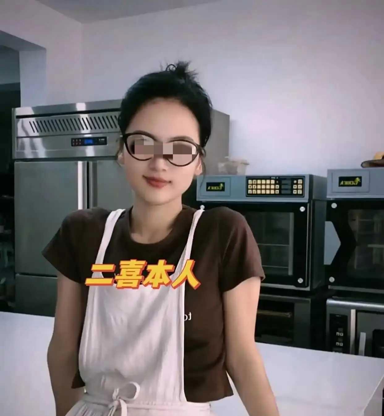 见过离谱的，没见过这么敢的！33岁老板娘和18岁暑期工好上了，第一次亲密后老板娘