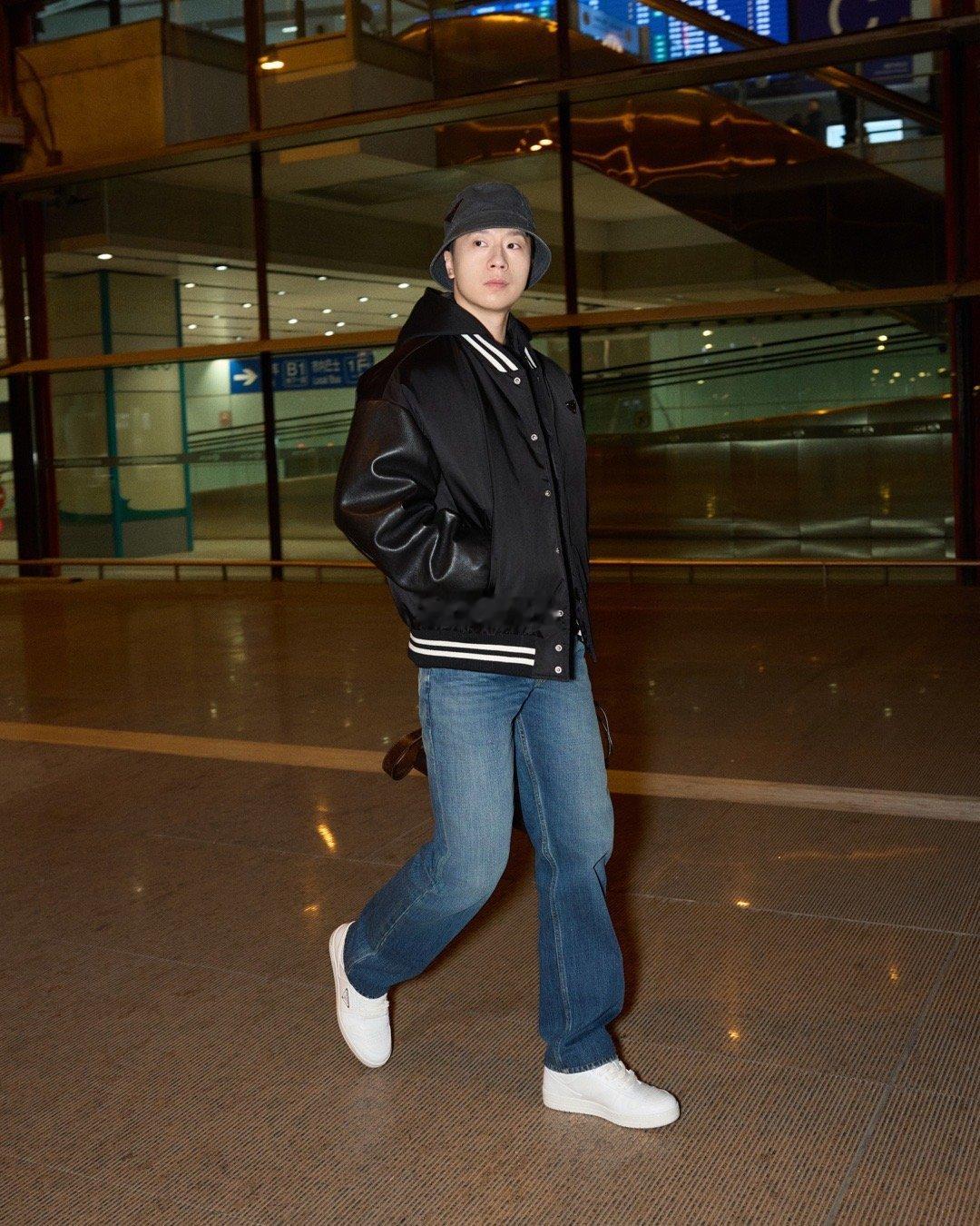 马龙锐意锋芒点亮夜幕 从书写历史的乒乓王者，到坐镇顶奢蓝血的品牌代言人。马龙用实