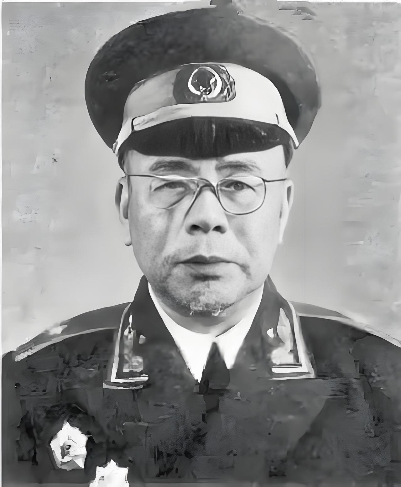 中央组织部把他安排在西单附近的招待所，平房小院，一溜七八间屋子，住的都是各地调进