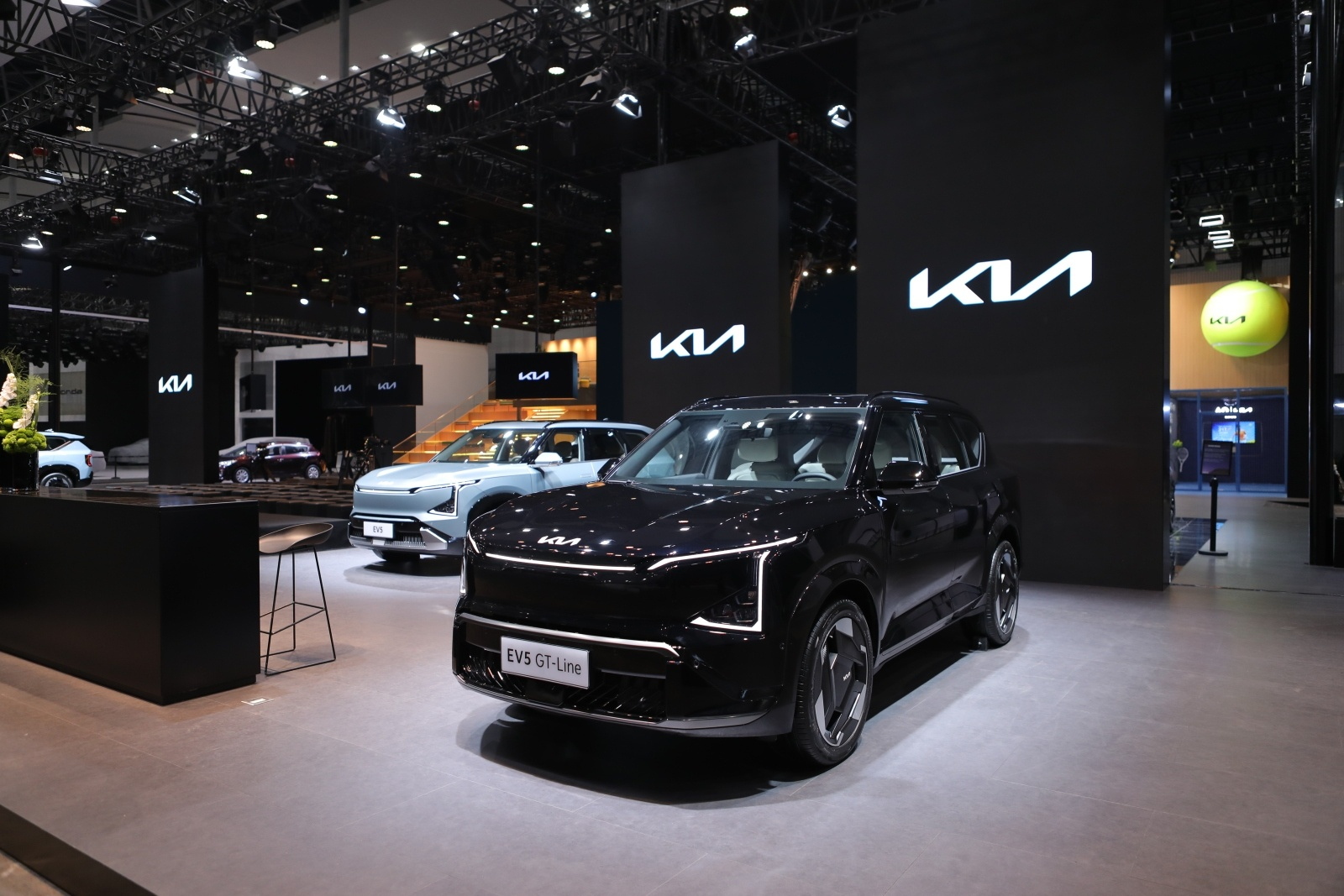 2025款起亚EV5 GT和GT-Line两款新车正式在广州车展上市，外形设计非