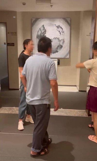 女子买衣服在试衣间排便后跑路，店主越想越生气，把女子曝光在网上，结果女子威胁店主