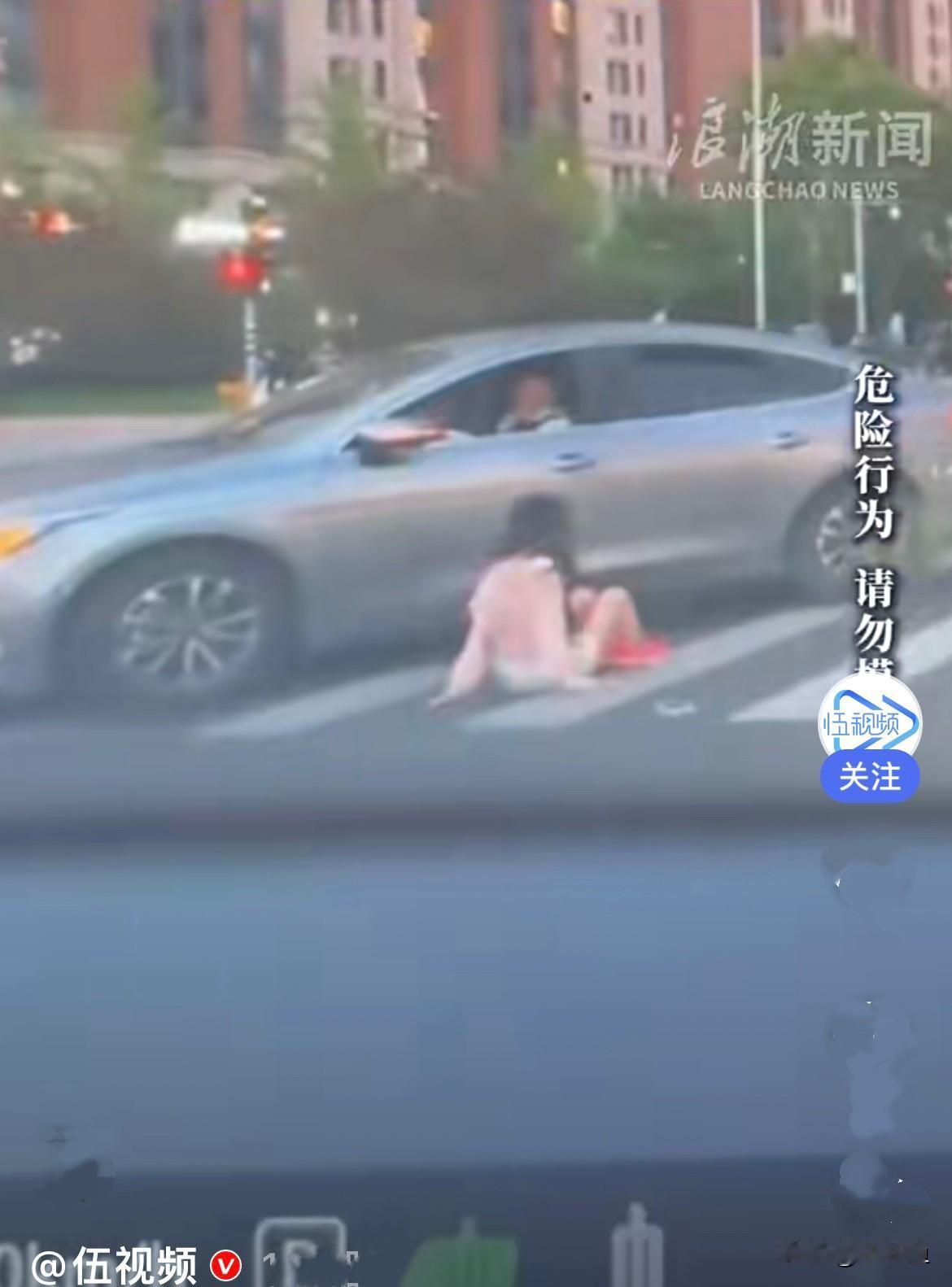 近日，北京傍晚漫天温柔霞光，谁看了都忍不住停下拍照……
      一名女子走在