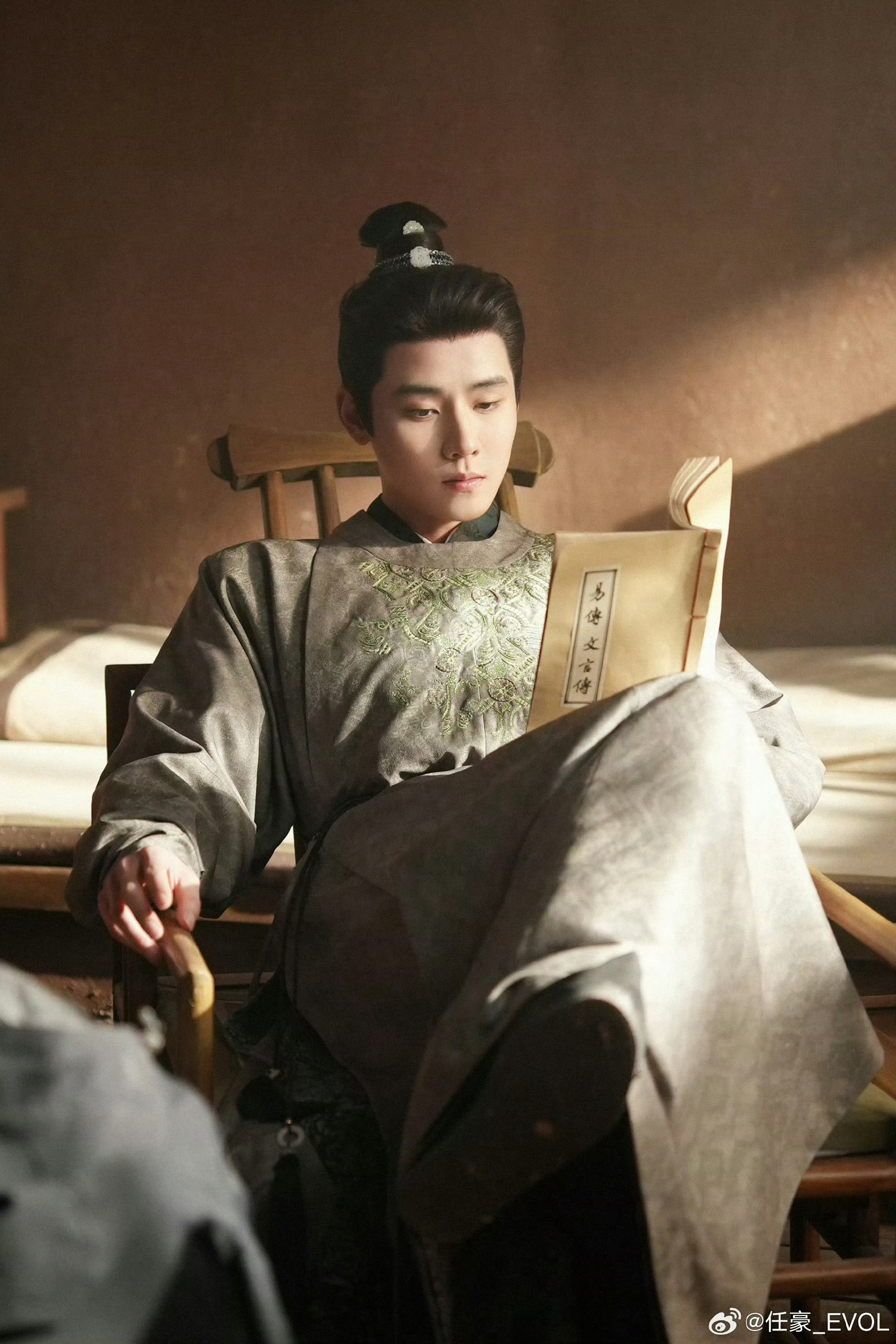 逐玉剧组拿任豪当水印谁懂啊！逐玉剧组也太好笑了，任豪堪称专属人形背景板，合照里只