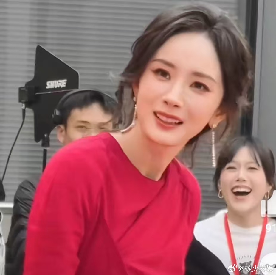 杨幂好宠溺的笑杨幂宠溺的笑杨幂好宠溺的笑，爱了爱了，