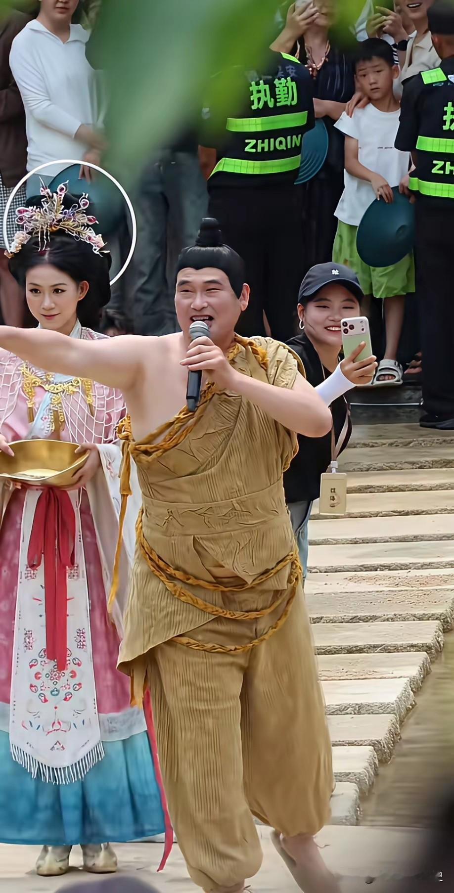 大衣哥在山东演出，一天10万块。
这可真是个精明人呐，资产想必早就过亿了。虽说家