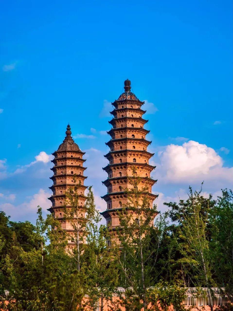 顺口溜
《赞龙城》

龙城太原我的家，

生活养老好地方。

物价稳定消费低，