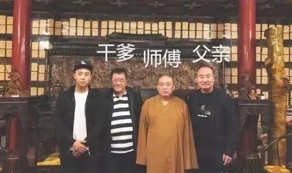 释小龙在2岁的时候，他的父亲陈同山就带着他拜师释永信，这也是释小龙后来成名的基础