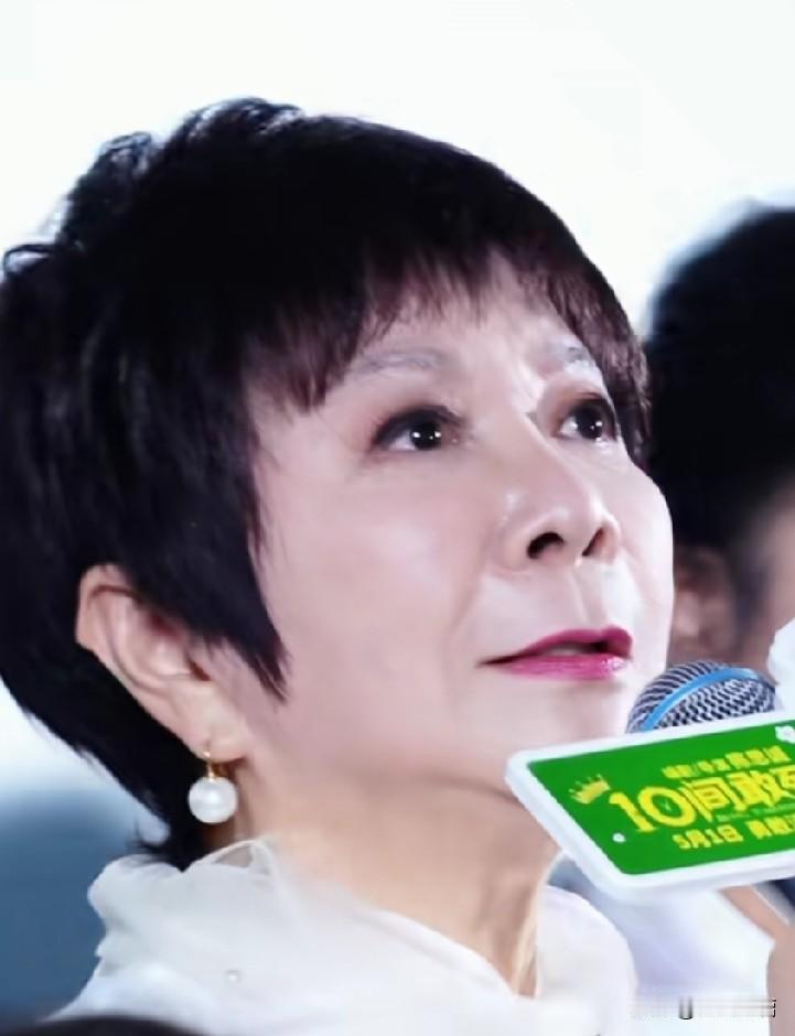 终于明白为什么很多人说蔡明没有上嘴唇儿了[捂脸][捂脸]
老话说，嘴唇薄的人伶牙