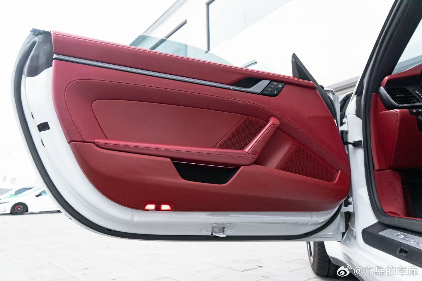 🧾：2023 carrera 白/红 原漆 两次户2.4wkm顺便帮客户定金找