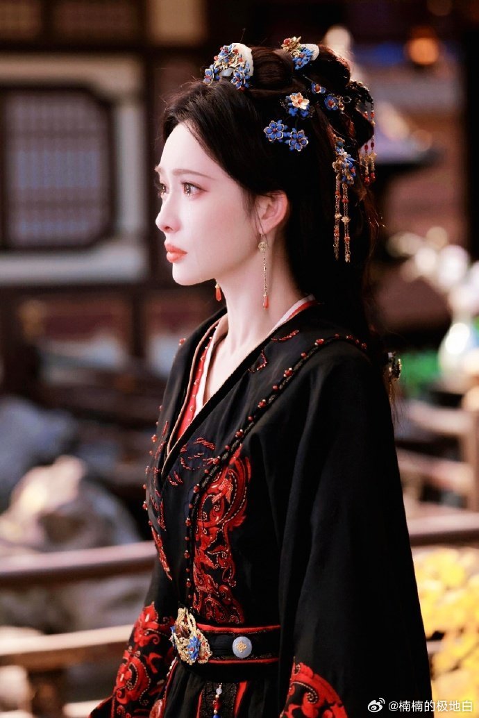 孟子义为了百花杀卷成什么样了孟子义剧宣自己卷自己不少艺人剧宣佛系营业，她却给自己